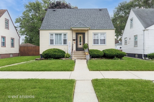 view of front of property featuring a front lawn