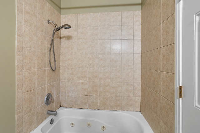 bathroom with tiled shower / bath combo