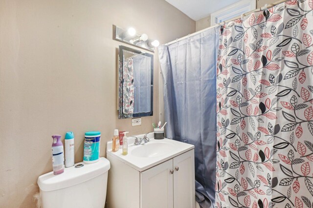 bathroom with vanity, toilet, and a shower with shower curtain