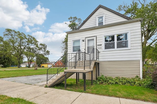 view of front of house featuring a front lawn