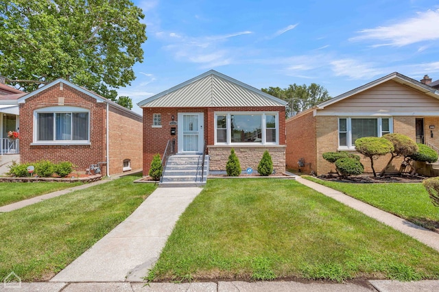 bungalow featuring a front lawn