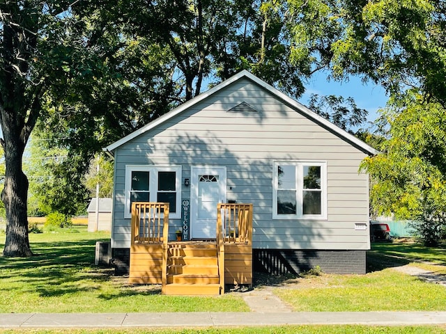 bungalow-style house featuring a front yard