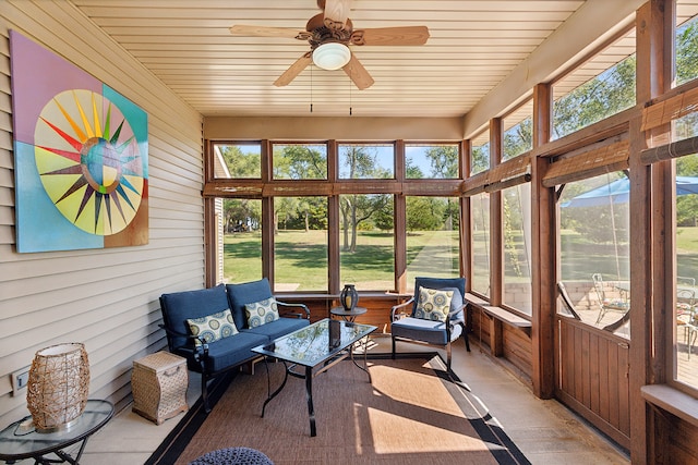 sunroom with ceiling fan