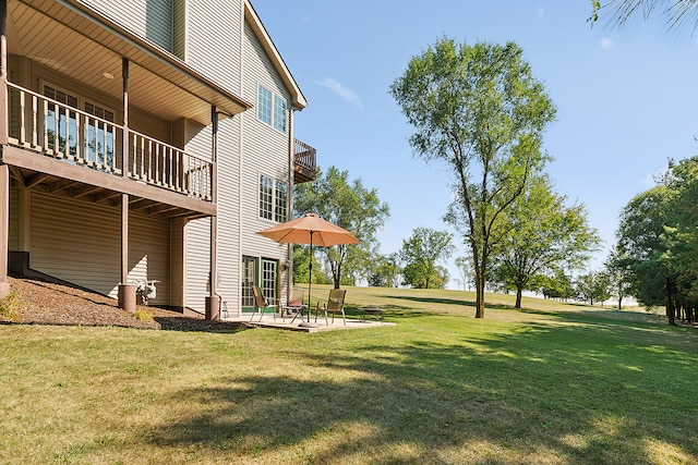 view of yard featuring a patio area