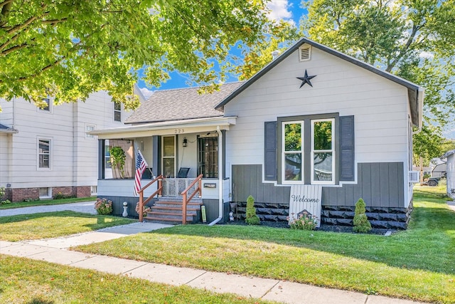 view of front of property featuring covered porch and a front yard