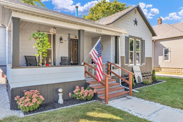 view of front facade with a porch and a front lawn