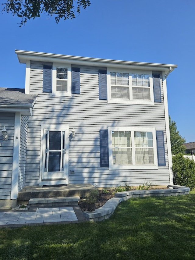 view of front facade with a front yard