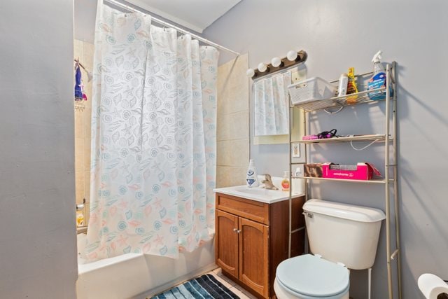 full bathroom with shower / tub combo with curtain, vanity, and toilet