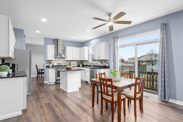 dining room with dark wood-type flooring and ceiling fan