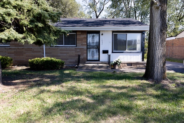 view of front of property with a front lawn