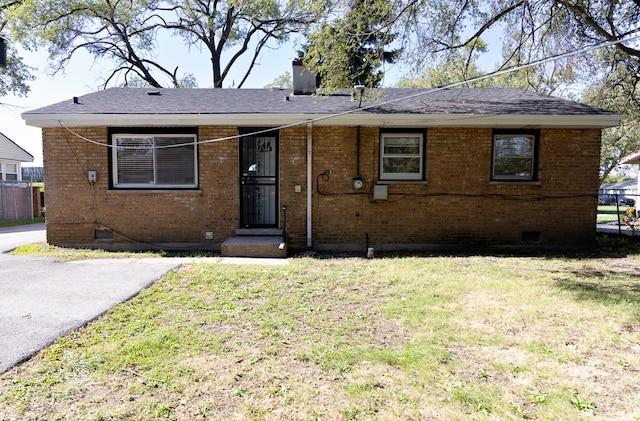 single story home featuring a front yard