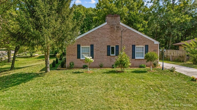 view of front of property featuring a front lawn