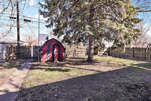 view of yard featuring a storage unit