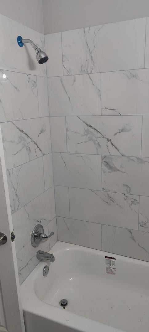 bathroom with tiled shower / bath combo