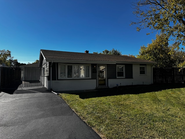 ranch-style house featuring a front lawn