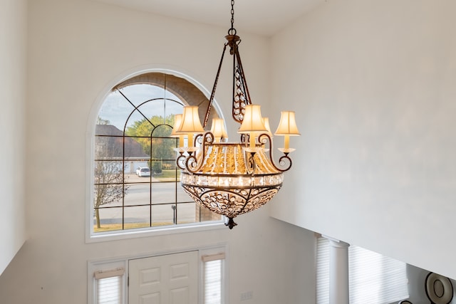 room details featuring an inviting chandelier