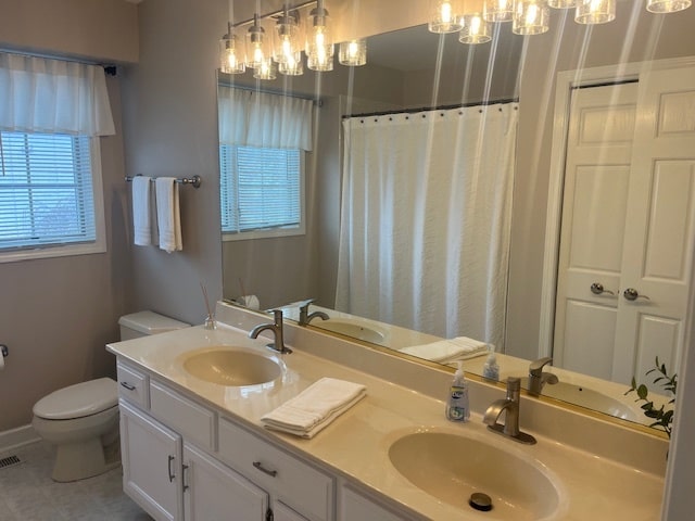 bathroom with a shower with shower curtain, vanity, and toilet