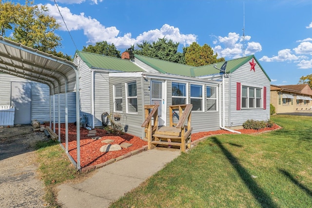 view of front of home with a carport and a front yard