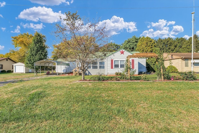 view of front of home featuring an outdoor structure, a front lawn, and a carport