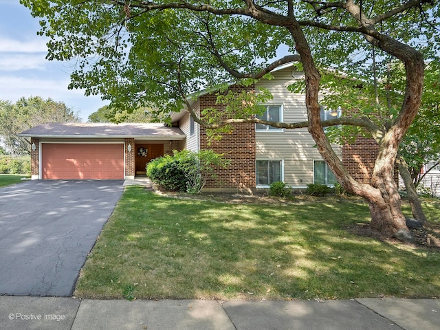 view of front of property featuring a front yard and a garage