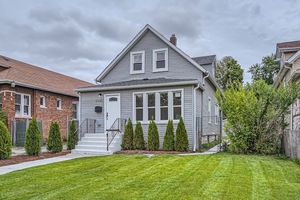 view of front of house featuring a front yard