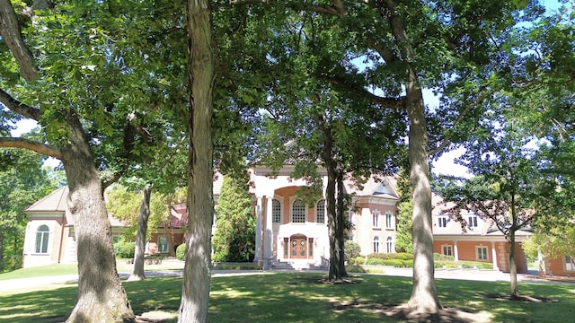 view of front facade featuring a front lawn