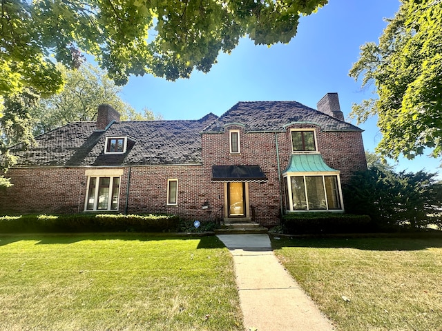 view of front of property with a front lawn