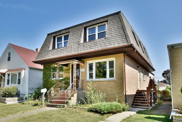 view of front of home featuring a front lawn