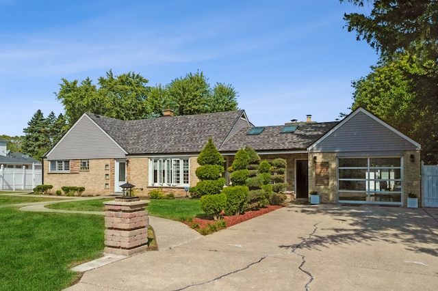 view of front of property with a front yard