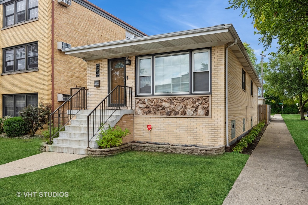 view of front of property with a front lawn