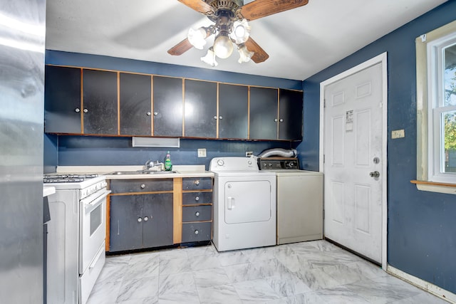 washroom featuring sink, washing machine and dryer, and ceiling fan