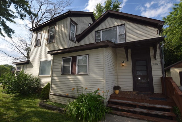 view of front of home with a front lawn