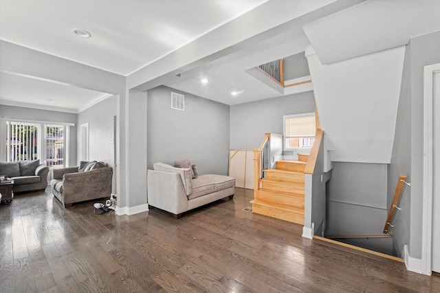 living room featuring baseboards, hardwood / wood-style floors, crown molding, and recessed lighting