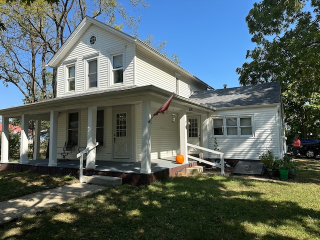 view of front facade featuring a front lawn and covered porch