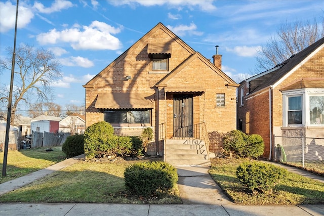 view of front of house featuring a front lawn