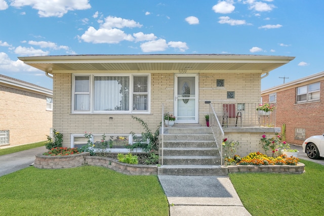 view of front facade with a front lawn