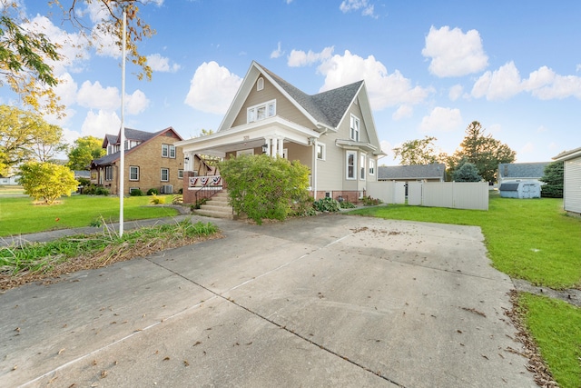 view of front of property featuring a porch and a front lawn