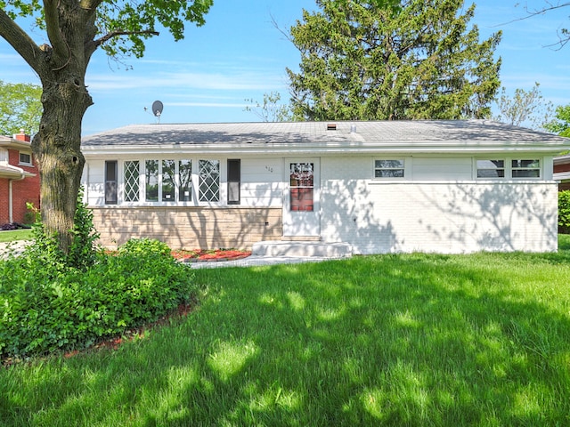 single story home with a front lawn