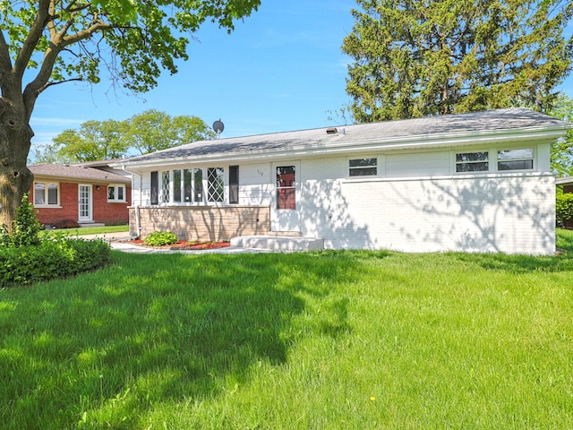 ranch-style house featuring a front yard