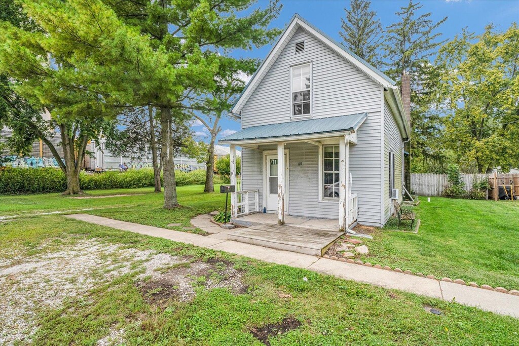 view of front facade featuring a front yard