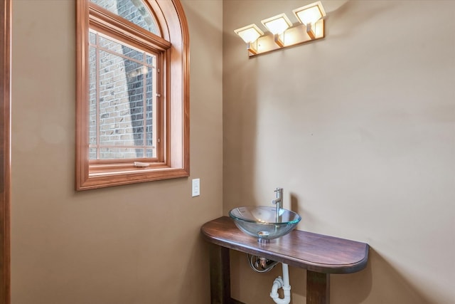 bathroom featuring sink