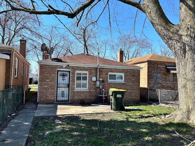 view of front of house with a front lawn and central AC