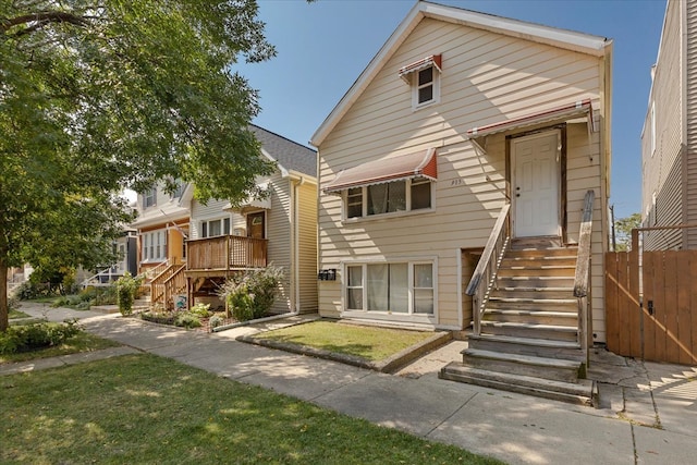 view of front of house featuring a front lawn