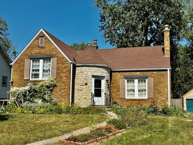 view of front facade featuring a front lawn