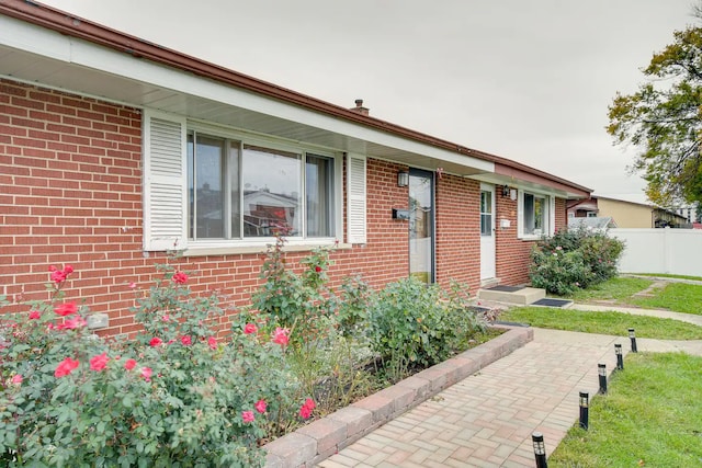 single story home featuring a front yard