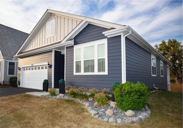 view of side of property featuring a yard