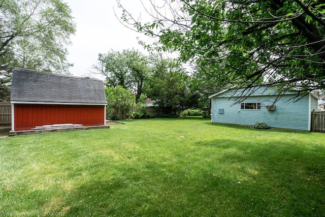 view of yard with a shed