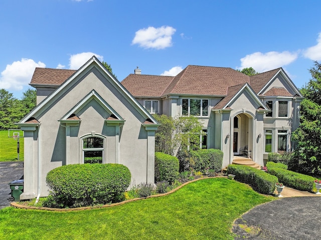 view of front facade with a front yard