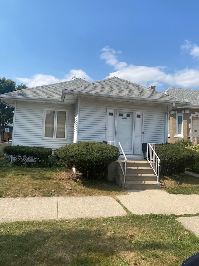 single story home with a front yard