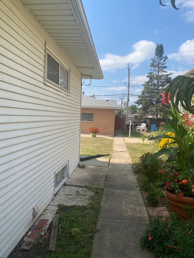 view of yard featuring a patio area